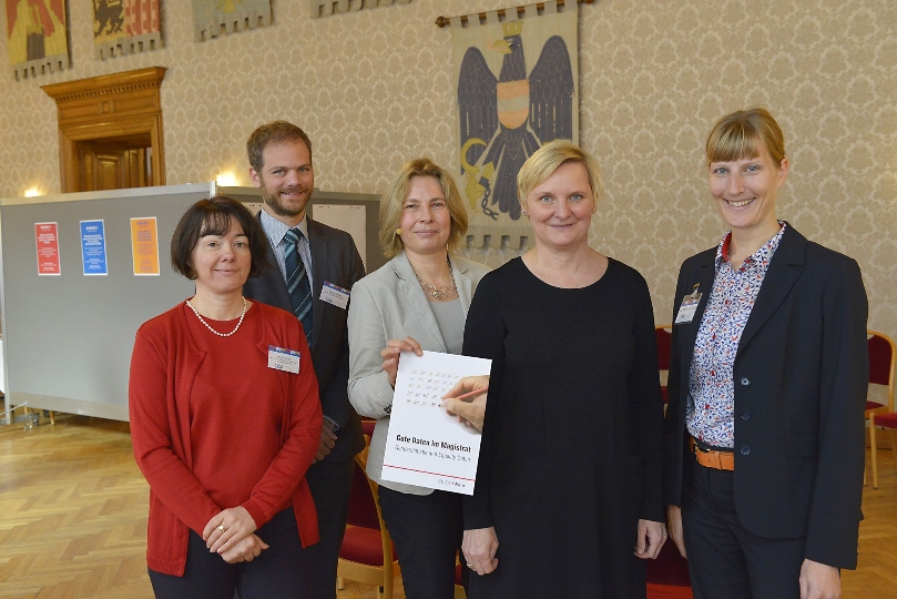 Stadträtin Frauenberger (Mitte) mit den Autoren des Leitfadens und OECD-Expertin Pia Rattenhuber (Links).
