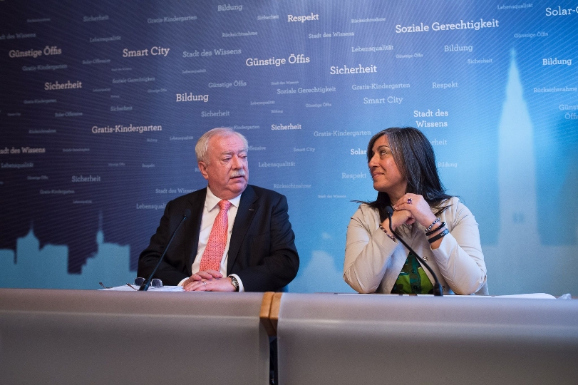 Bürgermeister Michael Häupl und Maria Vassilakou unterschreiben das Koalitionsabkommen Rot-Grün II.