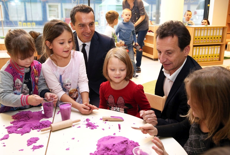 ÖBB-Chef Christian Kern und Bildungsstadtrat Christian Oxonitsch bei der Eröffnung des neuen TIMI`S MINI MINTS Kindergarten im Sonnwendviertel. 