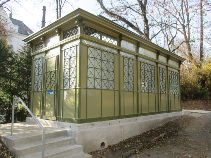Restaurierte historische WC-Anlage im Türkenschanzpark