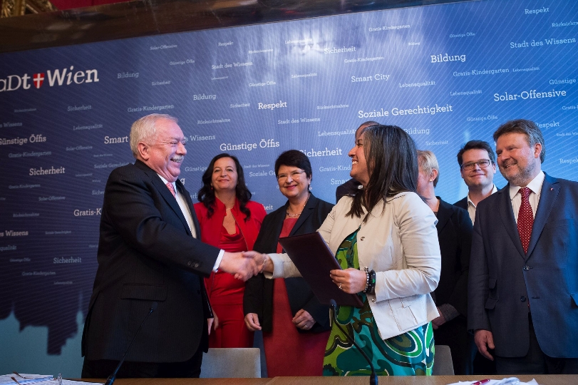 Bürgermeister Michael Häupl und Maria Vassilakou unterschreiben das Koalitionsabkommen Rot-Grün II.