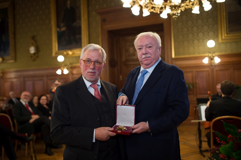 Landeshauptmann Michael Häupl überreicht Karl-Johann Hartig das Goldene Ehrenzeichen für Verdienste um das Land Wien.