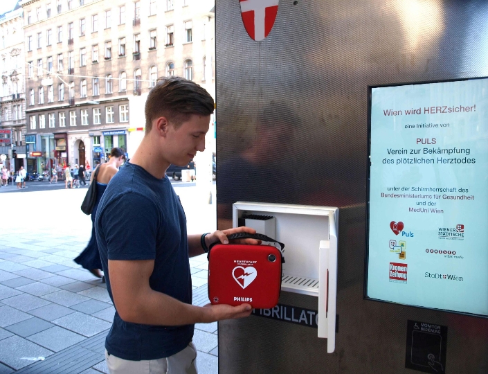 Ersthelfer Niklas Palt mit dem Laien-Defibrillator
