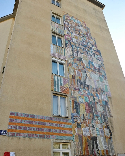Die Apotheose des sozialen Wiener Wohnbaus anlässlich der Errichtung der 100.000sten Gemeindewohnung erstreckt sich über fünf Gebäudegeschosse.