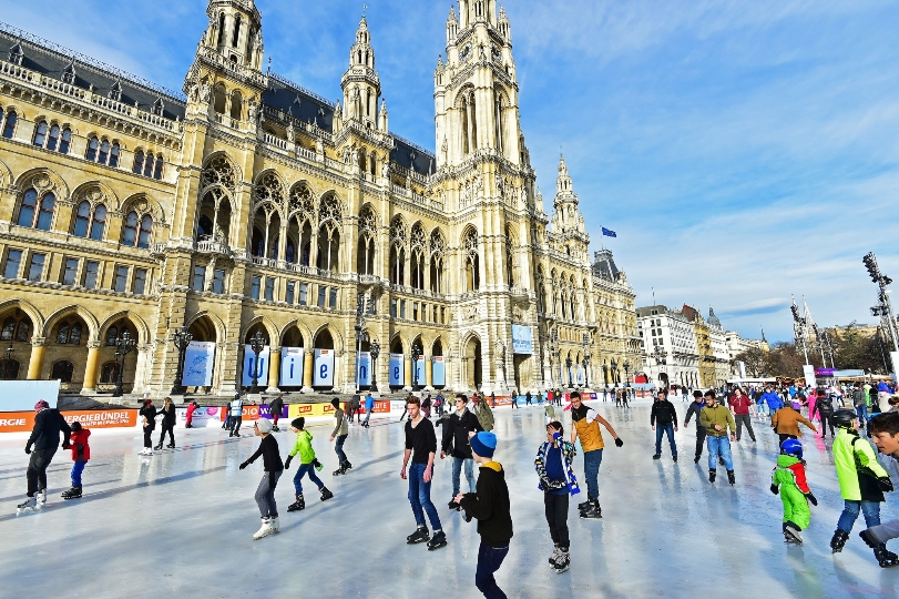 Meist strahlend blauer Himmel und Plusgrade sorgen für ungetrübtes Eislaufvergnügen am Rathausplatz. 