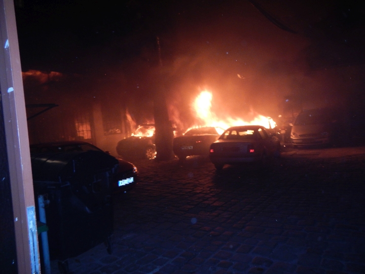 Brennede Autos vor der Kfz-Werkstatt 