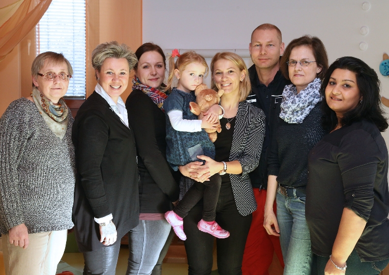 Fototermin im Kindergarten Alszeile mit der Leiterin und den Pädagoginnen des Kindergartens sowie der Berufsrettung Wien (MA 70)