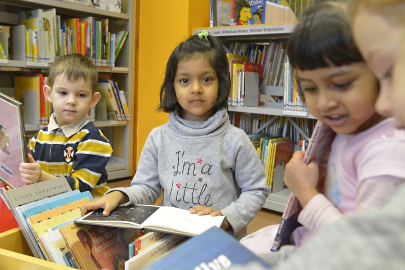 Kinderbücherei der Weltsprachen: Zentrales Anliegen ist die Stärkung der sprachlichen Identität. Junge Menschen mit nicht-deutscher Erstsprache sollen dazu ermutigt werden in ihrer Muttersprache zu lesen, während sie gleichzeitig Deutsch lernen.