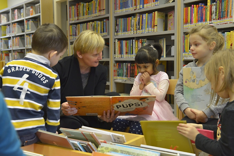 Bildungsstadträtin Sandra Frauenberger besuchte eine zweisprachige Vorlesestunde in der Kinderbücherei der Weltsprachen.