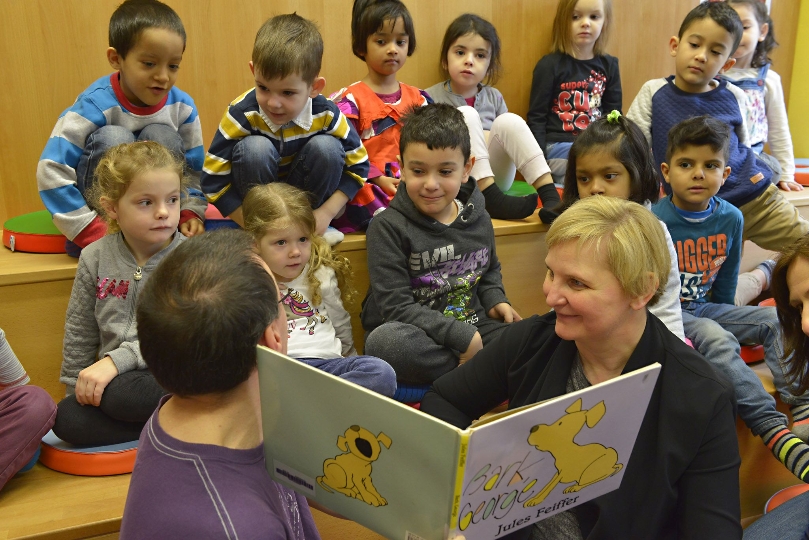 Anlässlich des"Internationalen Tages der Muttersprache" besuchte die für Bildung zuständige Stadträtin Sandra Frauenberger die Kinderbücherei der Weltsprachen.