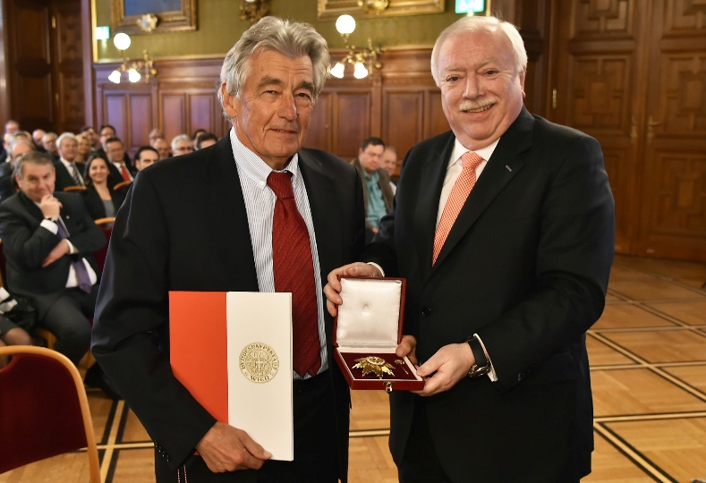 Landeshauptmann Michael Häupl ehrte DI Wilhelm Sedlak mit dem Goldenen Ehrenzeichen für Verdienste um das Land Wien 