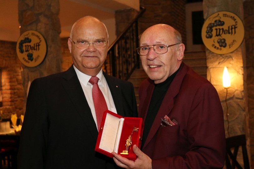 Landtagspräsident Prof. Harry Kopietz und Kurt Wolff-Votava mit dem Goldenen Rathausmann