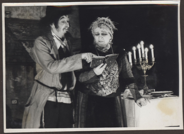 Fotoalbum mit Szenenfotos aus dem Stück Chassene im Shtetl von Abisch Meisels, Jüdische Künstlerspiele, Praterstraße 34, 1930er-Jahre