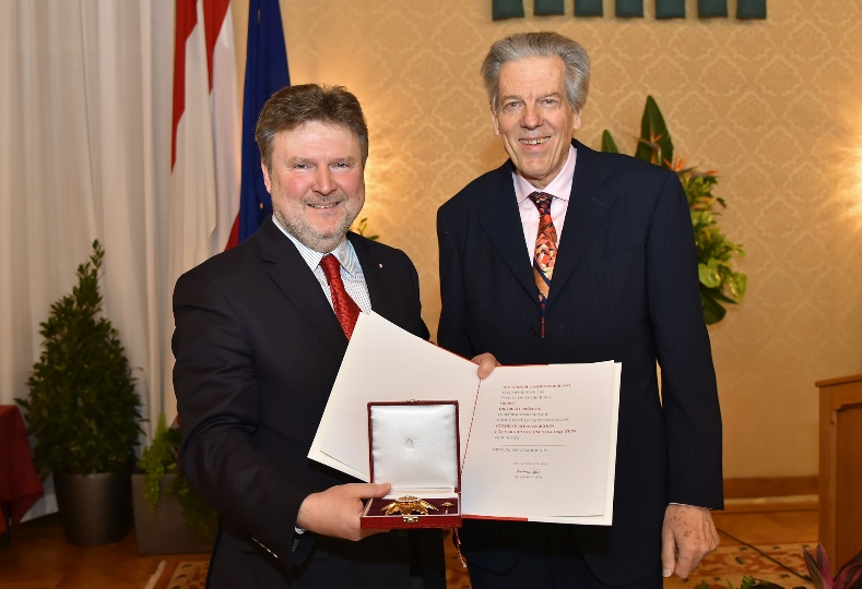 Wiens Wohnbaustadtrat Dr. Michael Ludwig ehrte Dr. Erich Fröschl mit dem Goldenen Ehrenzeichen für Verdienste um das Land Wien