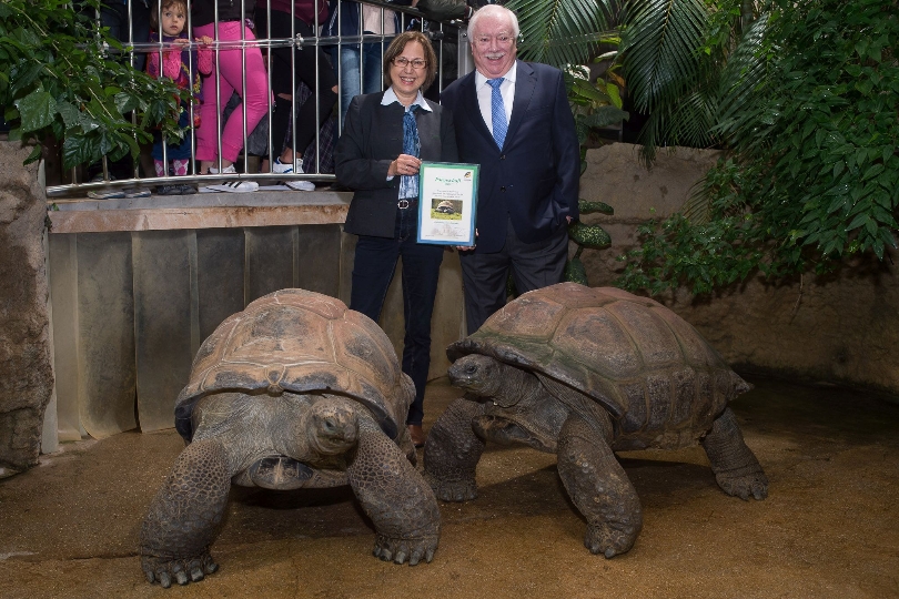 Bürgermeister Michael Häupl übernahm die Patenschaft für die Seychellen Riesenschildkröte "Schurli" im Tiergarten Schönbrunn. Tiergarten-Direktorin Dagmar Schratter überreichte die Patenschaft-Urkunde.