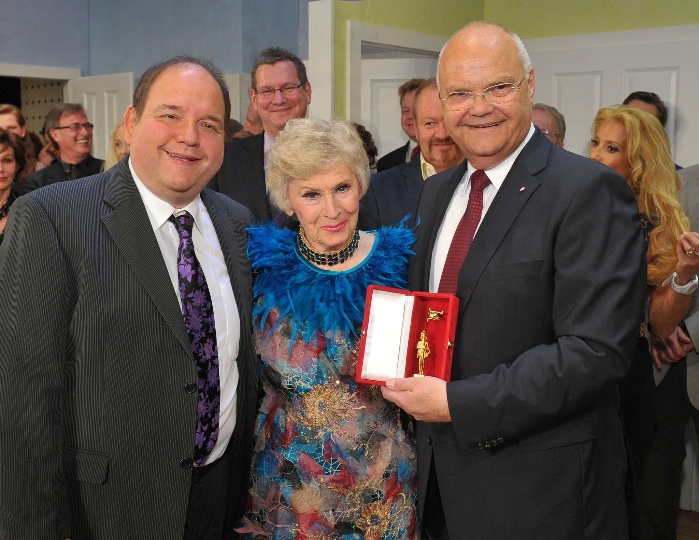 Der Erste Präsident des Wiener Landtages Harry Kopietz überreichte Schauspielerin Waltraut Haas den Goldener Rathausmann im Beisein von Gloria-Theater-Chef Gerald Pichowetz.