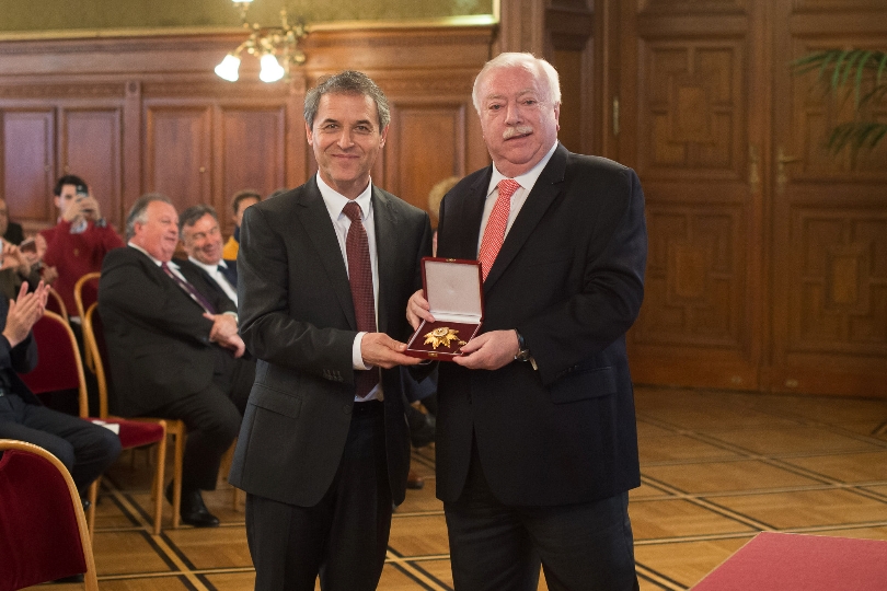 Landeshauptmann Michael Häupl überreicht Marcel Koller das Goldenen Ehrenzeichen für Verdienste um das Land Wien