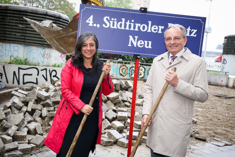 Vzbgm. Maria Vassilakou und der Bezirksvorsteher des 4. Bezirks, Leo Plasch beim Spatenstich für die Neugestaltung des Südtiroler Platzes.