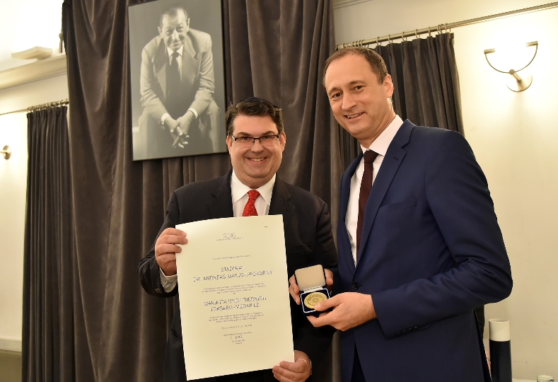 Dr. Oskar Deutsch, Präsident Israelische Kultusgemeinde Wien, mit Stadtrat Andreas Mailath-Pokorny und Torberg-Medaille