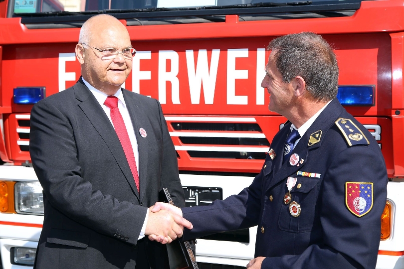 Landtagspräsident Prof. Harry Kopietz übergibt gebrauchte Feuerwehrfahrzeuge der Stadt Wien an die Feuerwehr aus Sarajewo, wo sie weiter ihren Dienst verrichten.