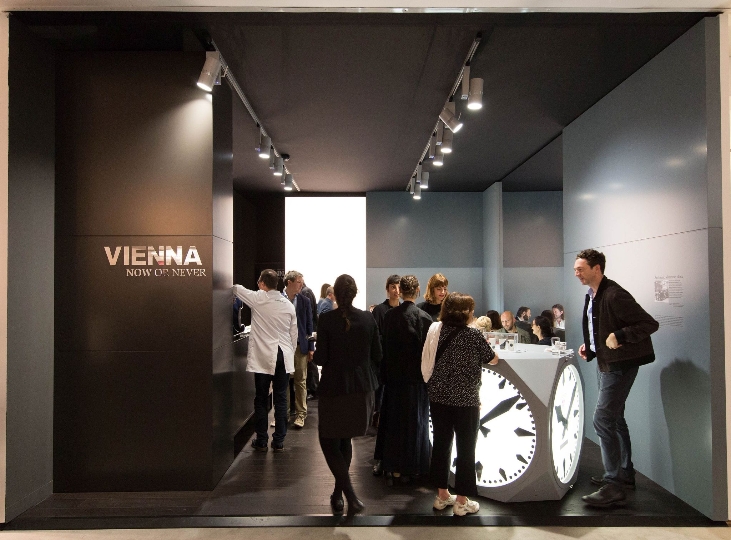 "Time for Vienna" auf der Art Basel: Das Wien-Cafe in der Collectors Lounge der Art Basel mit der ikonischen Würfeluhr im Zentrum.