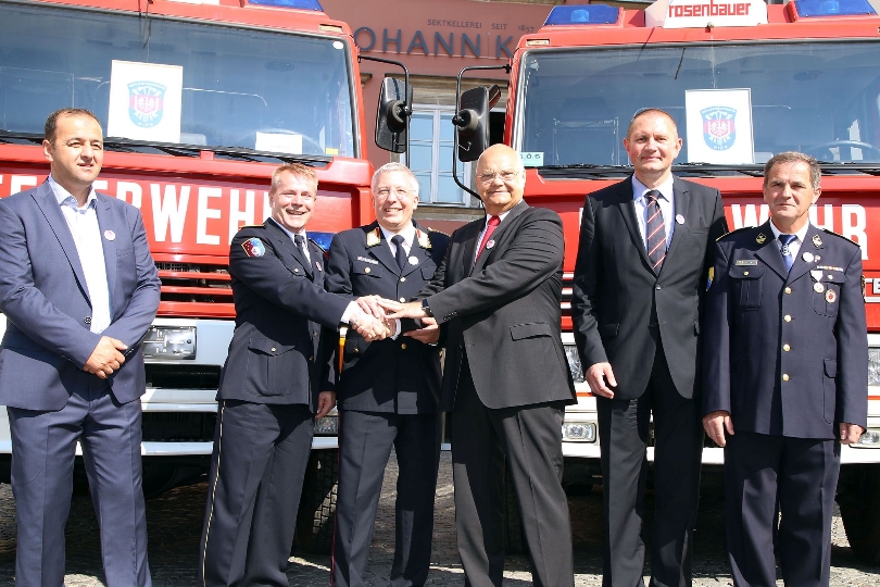 Landtagspräsident Prof. Harry Kopietz übergibt gebrauchte Feuerwehrfahrzeuge der Stadt Wien an die Feuerwehr aus Sarajewo, wo sie weiter ihren Dienst verrichten.