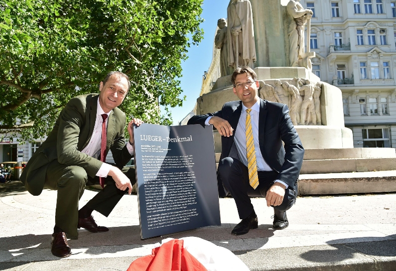 Kulturstadtrat Andreas Mailath-Pokorny und Bezirksvorsteher Markus Feigl enthüllen einen Wienkl beim Lueger-Denkmal. 