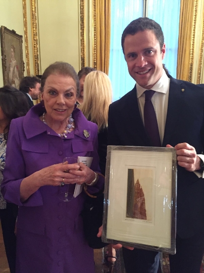 Vizebürgermeister Gudenus überreicht Barbara von Liechtenstein ein Bild vom Wiener Rathaus