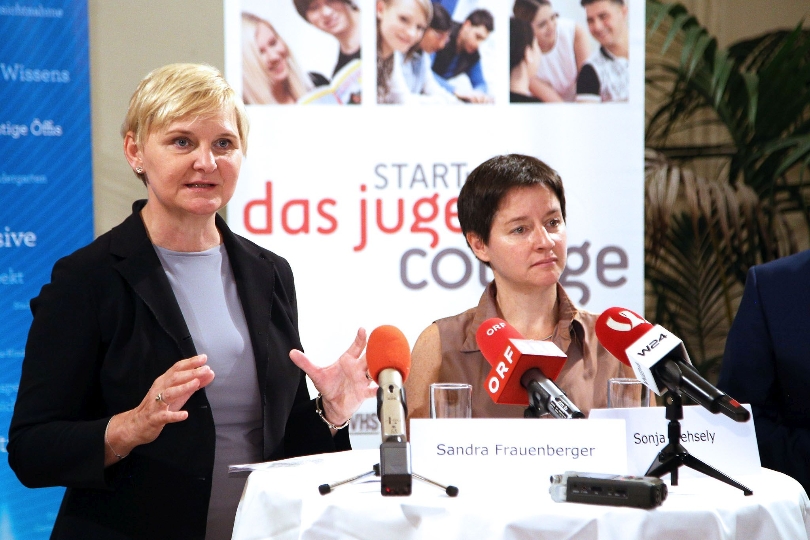 Die Stadträtinnen Sandra Frauenberger und Sonja Wehsely präsentierten "StartWien - Das Jugendcollege", welches 1000 Kursplätze für nicht schulpflichtige Flüchtlinge bietet. 