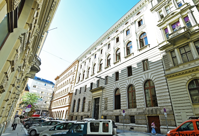 Das ehemalige Amtsgebäude der k.k. privilegierten Österreichischen Länderbank, Otto Wagners erster öffentlicher Auftrag, ist heute Sitz der Sektion III des Bundeskanzleramts.