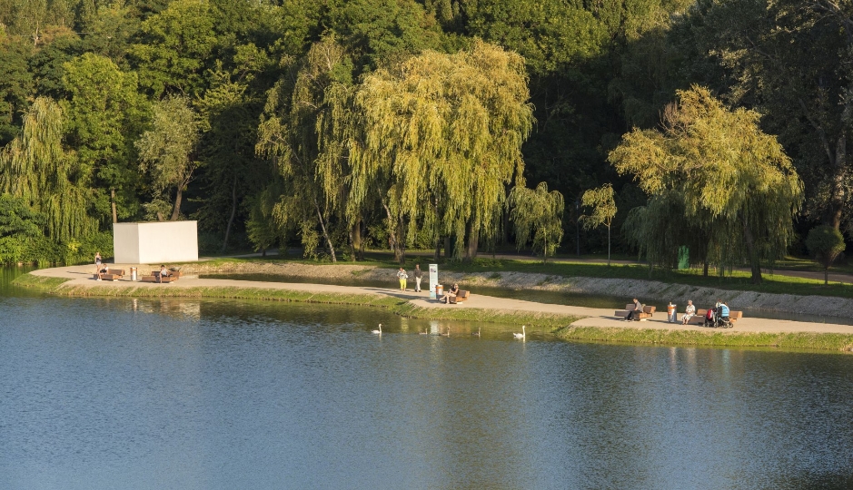 Der Bodenfilter ist von einem begehbaren Damm umgeben, der ein wahres "Wohnzimmer im Freien" für die BesucherInnen des Wasserparks bietet.