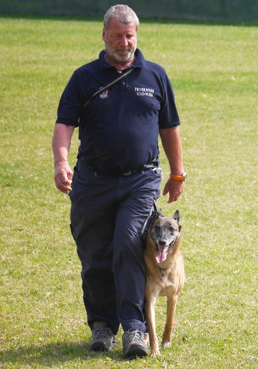 Peter Schüler vom Katastrophenhilfsdienst Wien (KHD) mit gewann mit der 6-jährigen Hündin Dora Gold bei der diesjährigen Rettungshunde-WM