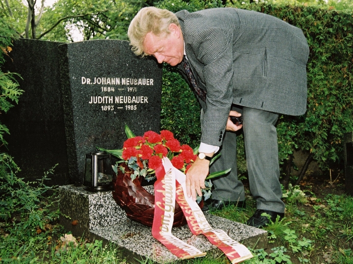 Landtagspräsident Hatzl bei der Kranzniederlegung am Grab des früheren ersten Präsidenten des Wiener Landtages Dr. Johann Neubauer
