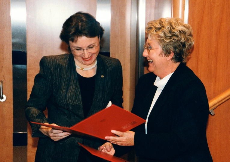 Überreichung des Ernennungsdekretes an Univ. Prof. Dr. Beatrix Volc-Platzer durch StR. Dr. Elisabeth Pittermann-Höcker