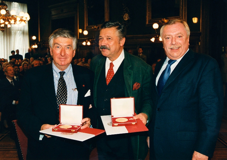 Überreichung der Ehrenmedaille der Bundeshauptstadt Wien in Gold an Heinz Holecek (mi.) und Heinz Zednik (li.) durch Bgm. Dr. Michael Häupl
