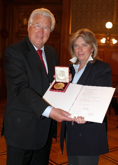Überreichung der Dr. Julius Tandler-Medaille in Gold an KR Erik Hanke durch Vbgm. Grete Laska