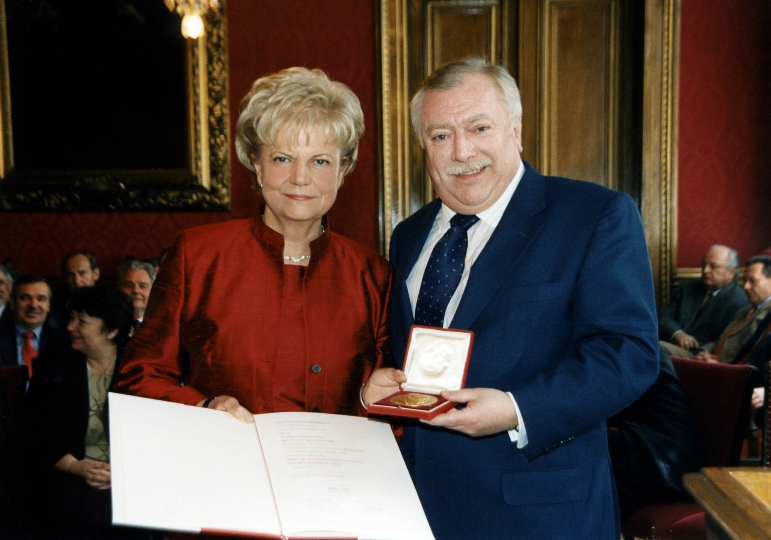 Bgm. Dr. Michael Häupl überreicht Bezirksvorsteherin Ernestine Graßberger die Julius-Tandler-Medaille