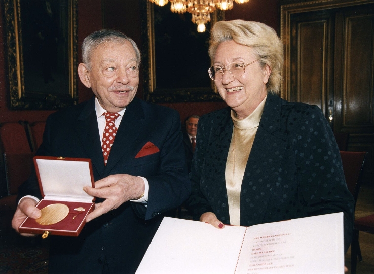 Überreichung der Ehrenmedaille der Bundeshauptstadt Wien in Gold an Karl Wlaschek durch StR. Prim. Dr. Elisabeth Pittermann-Höcker