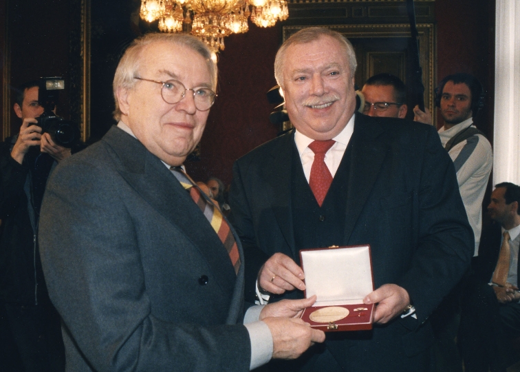 Überreichung der Ehrenmedaille der Bundeshauptstadt Wien in Gold an Pavel Kohout durch Bürgermeister Dr. Michael Häupl