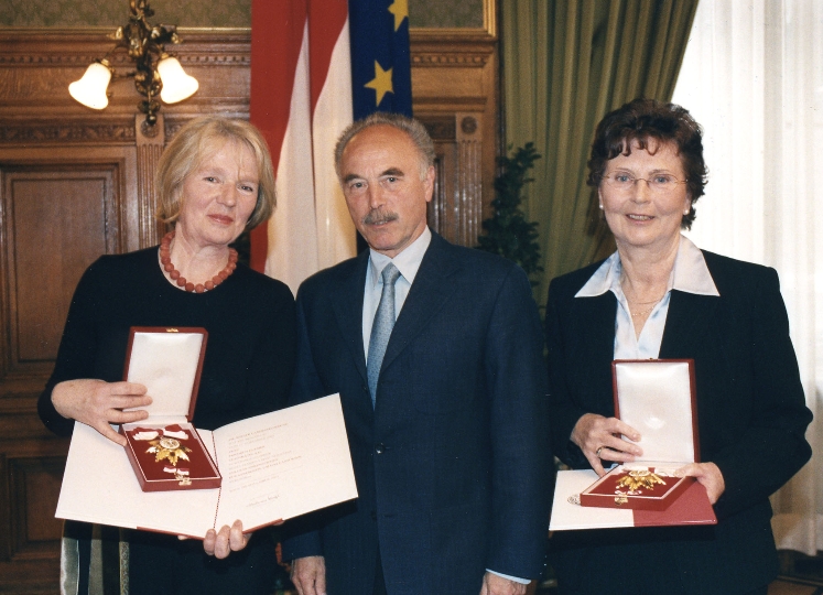 v.li.n.re.: Dr. Friedrun Huemer, Landeshauptmann-Stellvertreter Dr. Sepp Rieder und Hannelore Weber