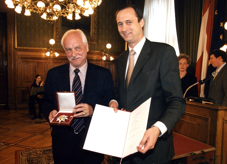Überreichung des Silbernen Ehrenzeichens für Verdienste um das Land Wien an Prof. Frank Michael Weber durch StR. Dr. Andreas Mailath-Pokorny