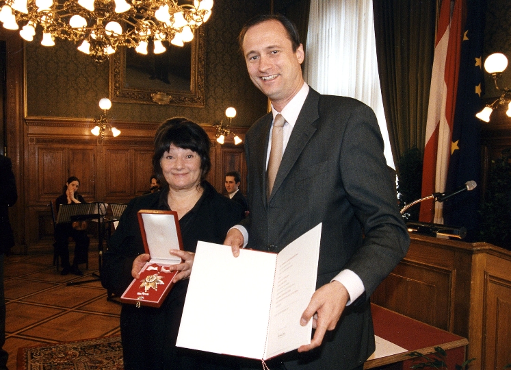 Überreichung des Silbernen Ehrenzeichens für Verdienste um das Land Wien an Brigitte Swoboda durch StR. Dr. Andreas Mailath-Pokorny