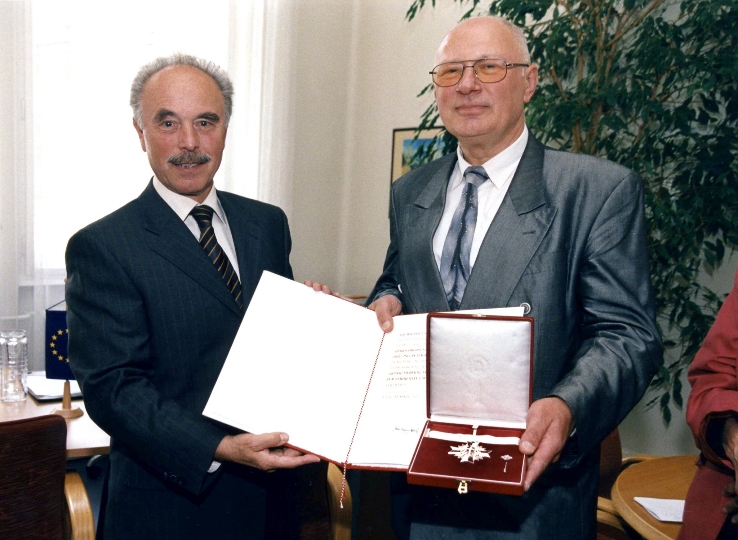 Überreichung des Großen Silbernen Ehrenzeichens des Landes Wien an DI Peter Brodesser durch Landeshauptmann-Stellvertreter Dr. Sepp Rieder