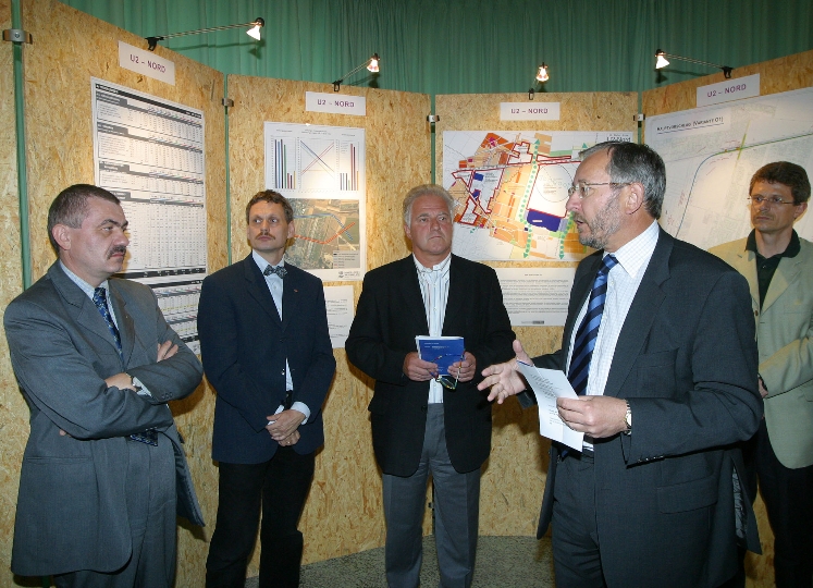 Ausstellungseröffnung zur Verlängerung der U2-Nord in Aspern durch StR. DI Rudolf Schicker und Bezirksvorsteher-Stellvertreter Karl Dampier