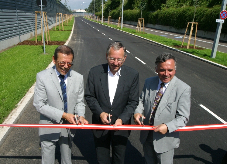 v.li.n.re.: Franz-Karl Effenberg, StR. DI Rudolf Schicker und Ing. Heinz Lehner bei der Eröffnung des neuen Teilstücks der B 3