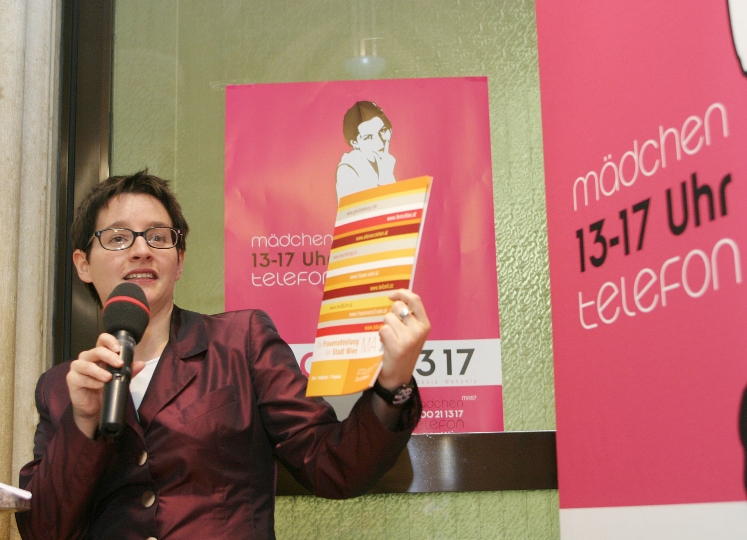 StR. Mag. Sonja Wehsely präsentiert das neue Mädchen-Telefon