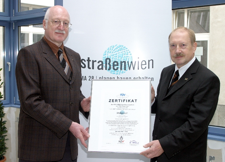 v.li.n.re.: Dr. Herwig Klinke (Abteilungsleiter der MA 28) und DI Dr. Hugo Eberhardt (TÜV)
