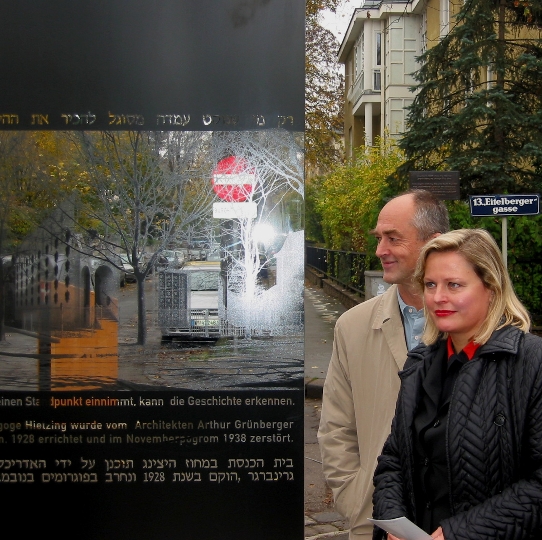 GR Dr. Elisabeth Vitouch enthüllte in Vertretung von Kulturstadtrat Dr. Andreas Mailath-Pokorny gemeinsam mit dem Künstler Hans Kupelwieser das Denkmal