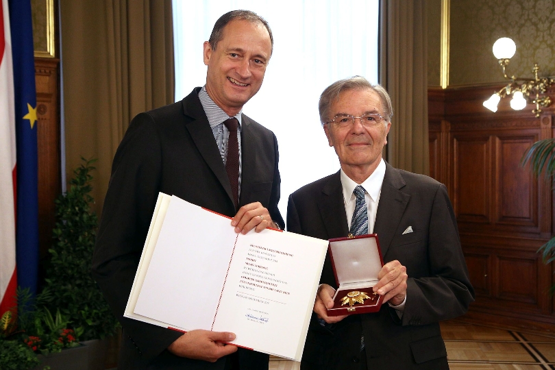 Milan Turkovic, Fagottist und Dirigent, wurde heute, Mittwoch, im Wiener Rathaus das Goldene Ehrenzeichen für Verdienste um das Land Wien verliehen.