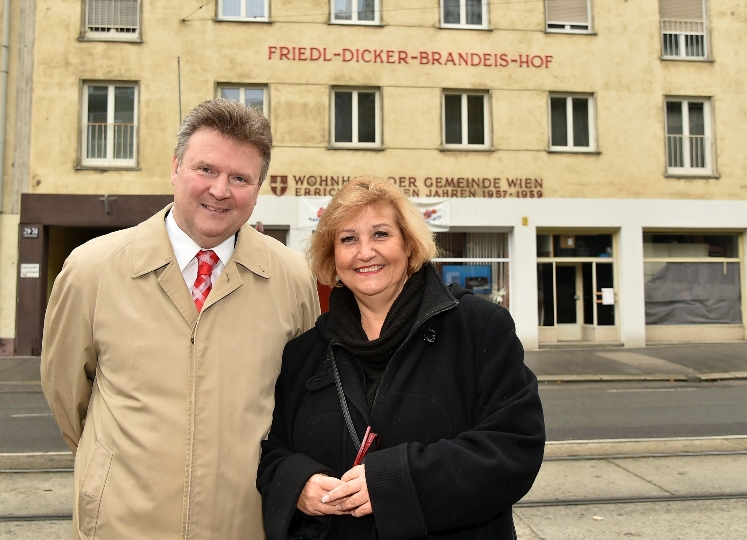 Wohnbaustadtrat Michael Ludwig und die Alsergrunder Bezirksvorsteherin Martina Malyar vorm neu benannten Friedl-Dicker-Brandeis-Hof in der Althanstraße 33. 